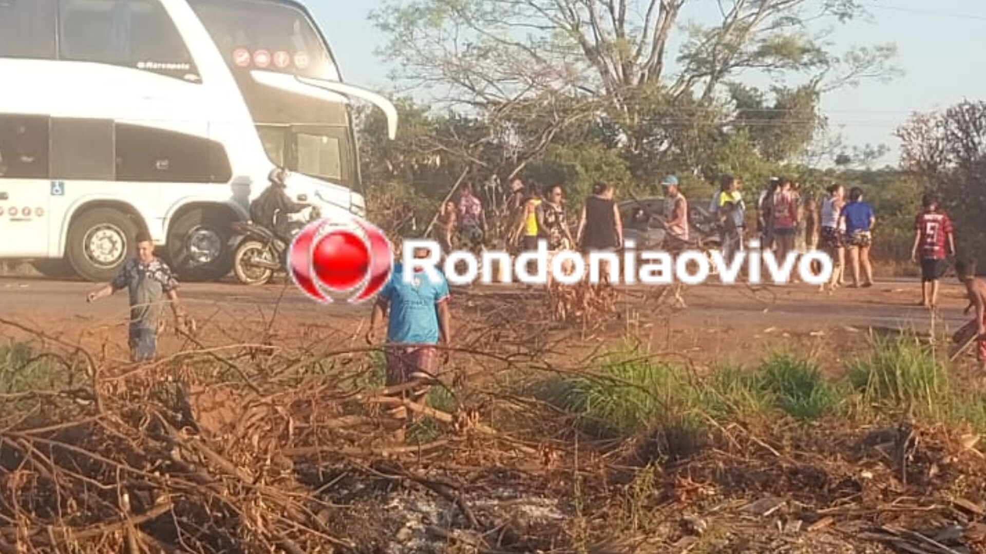 URGENTE: Moradores da Vila Princesa bloqueiam BR-364