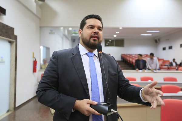 MELHORIAS: Jean de Oliveira pede reparos na iluminação do Complexo Poliesportivo Deroche