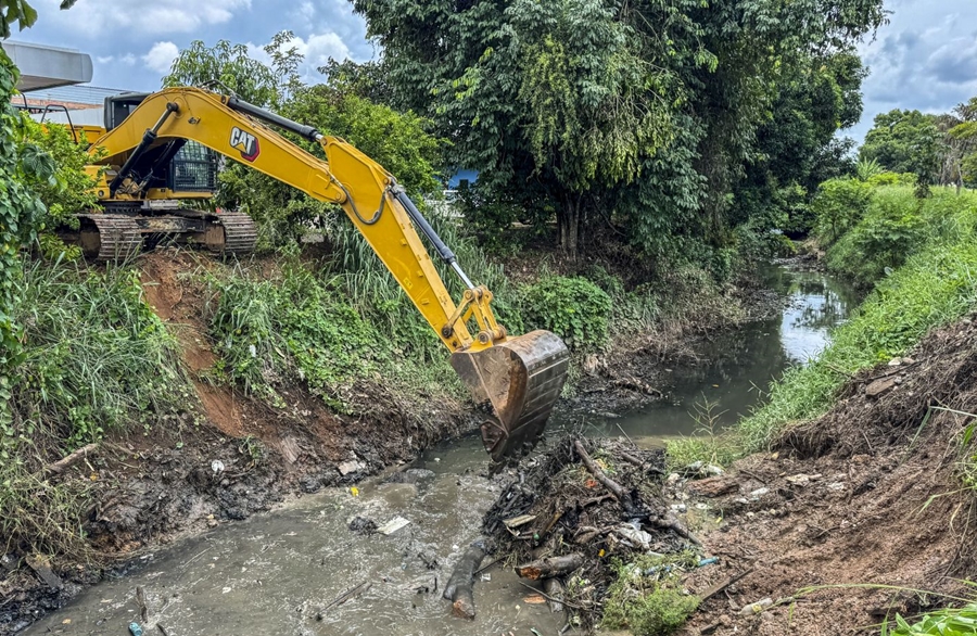 LIMPEZA: Prefeitura atua na desobstrução do canal da Praça 22 de Dezembro