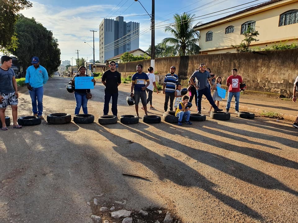 TRANSPORTE ESCOLAR: Comunidade fecha BR-319 e cobra solução para estudantes fora da escola