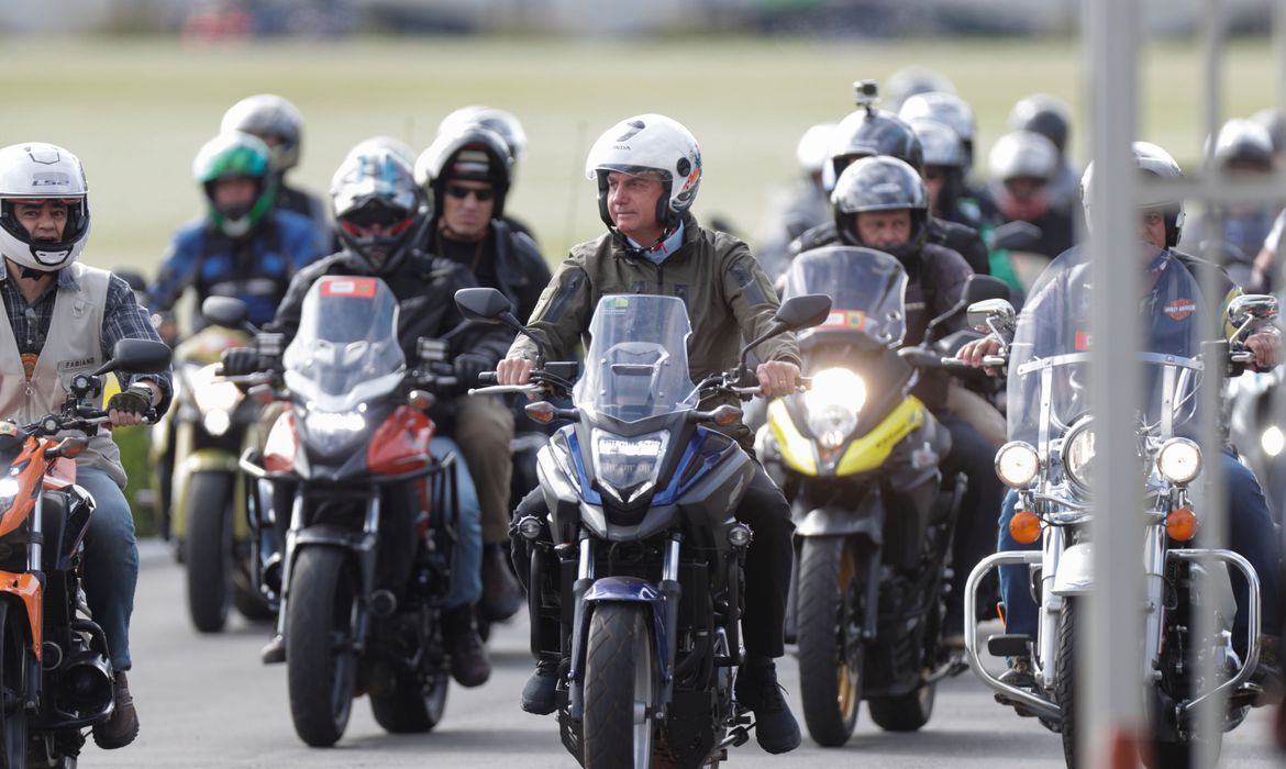 CELEBRAÇÃO: Bolsonaro faz passeio de moto em homenagem ao Dia das Mães