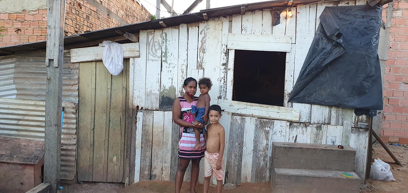 SOLIDARIEDADE: Mulher com dois filhos e morando em casa de papelão pede ajuda