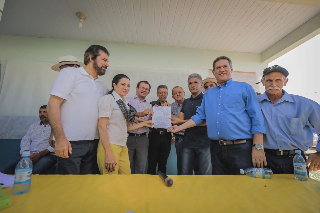 SOLENIDADE: Maurão entrega quadra em Parecis e recebe pedido para recuperação de estrada