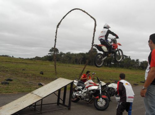 Pilotos barbarizam em prévia de show 