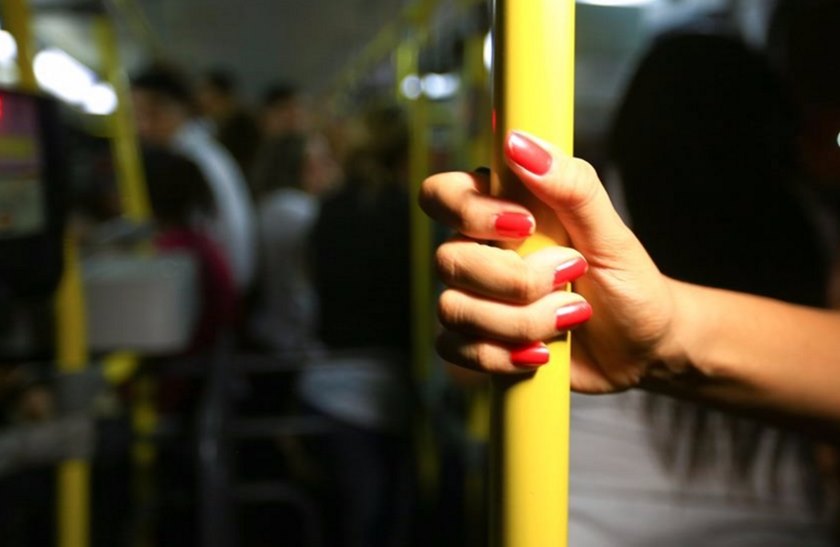 VÍDEO: Estudante flagra homem se masturbando em ônibus