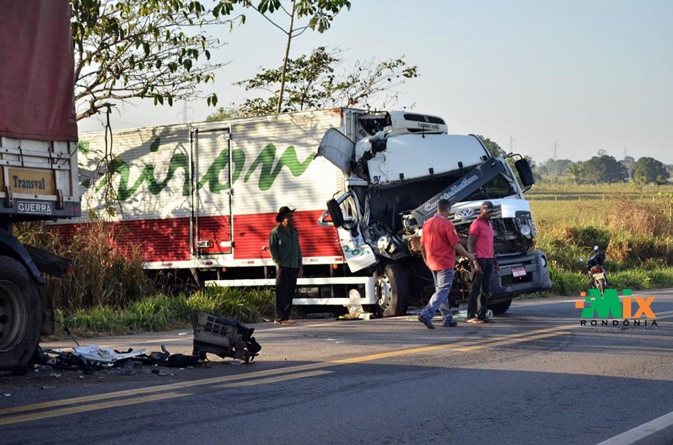 COLISÃO: Acidente envolvendo caminhão e carreta é registrado na BR-364