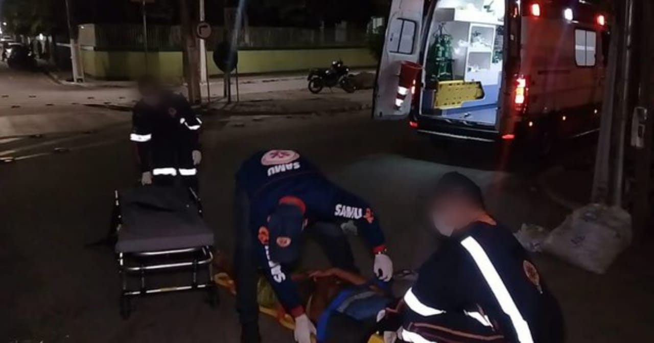 OUTRA: Mulher é agredida a pauladas por homem em frente de motel