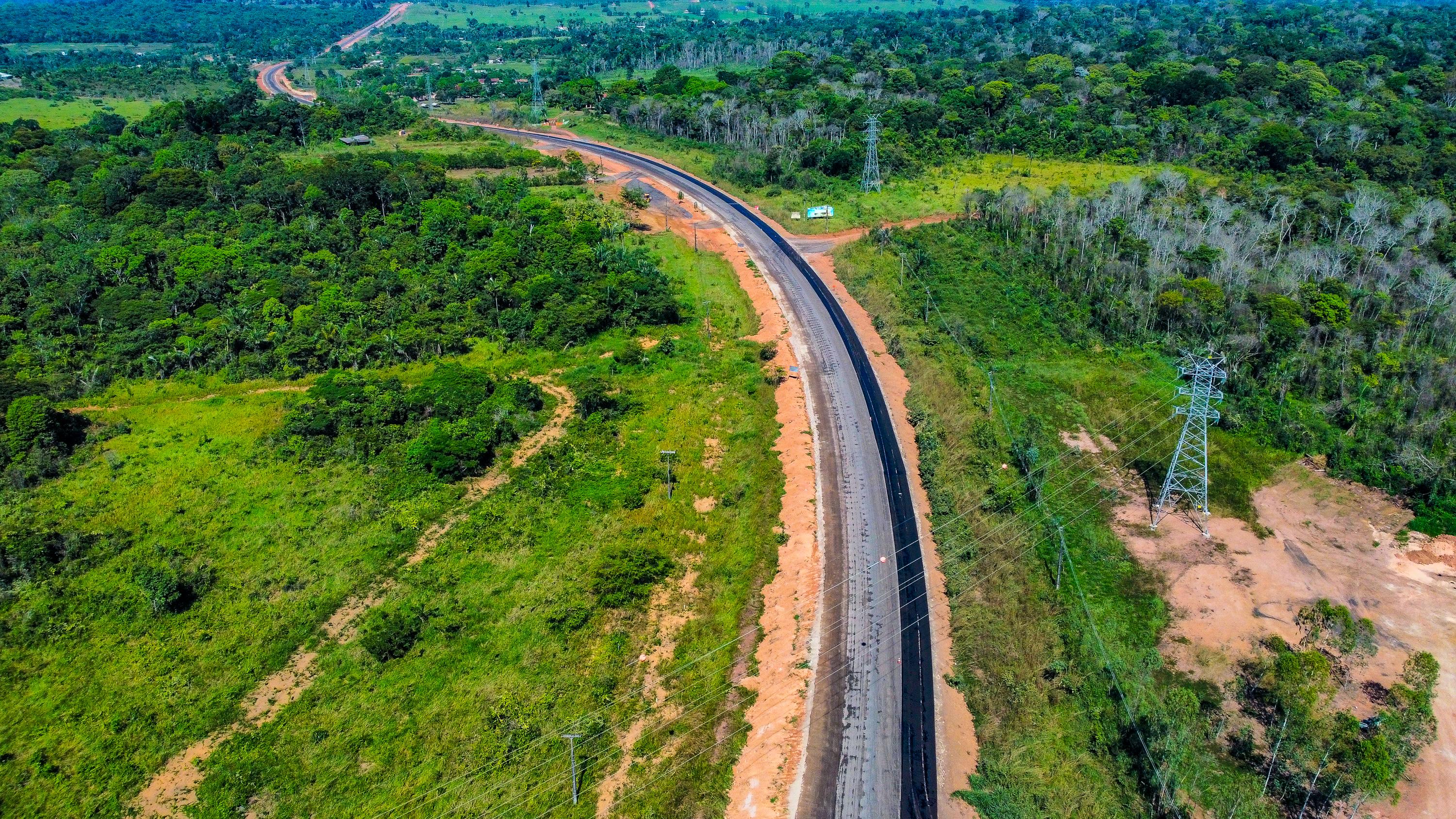 BR-364: DNIT está concluindo implantação de terceira faixa em trechos da via