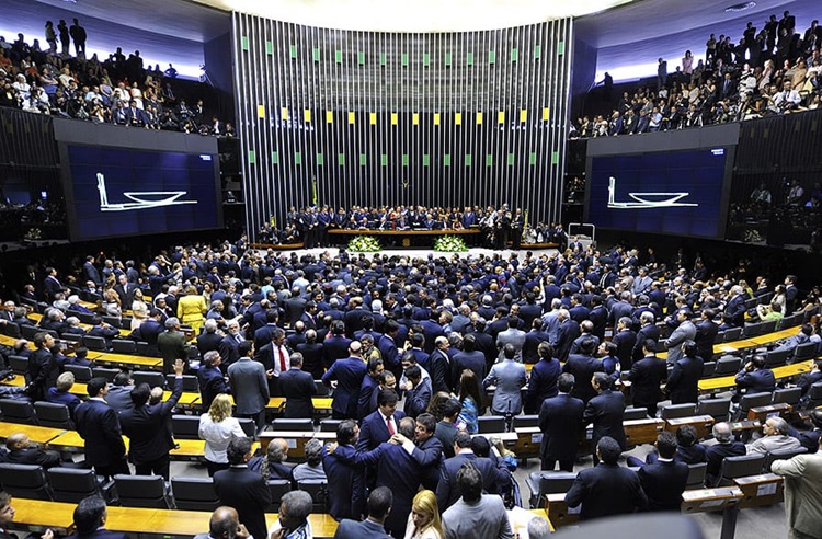 GANHAM BEM: Câmara aprova Projeto de Lei que acaba com supersalários no serviço público