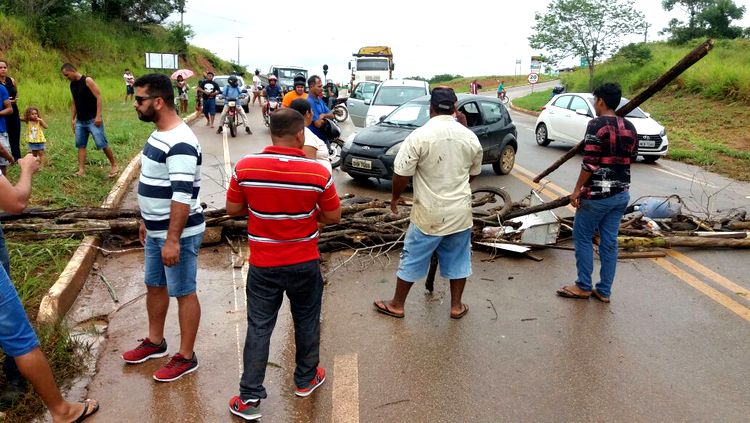 Invasores da localidade de São Sebastião liberam a BR 319 após conversa com a polícia