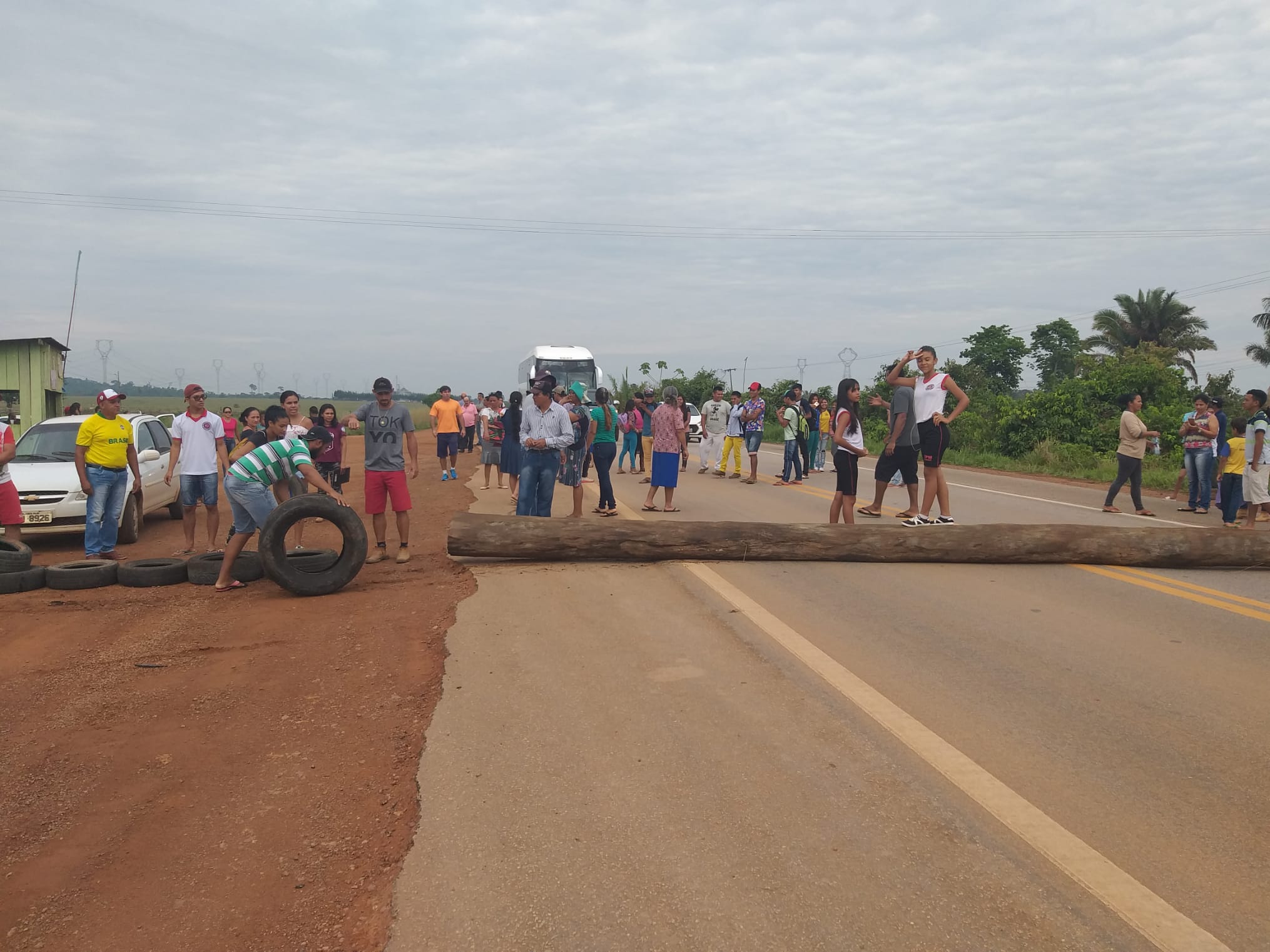 PERDERAM A PACIÊNCIA: Comunidades fecham BR-364 em protesto pela falta de transporte escolar