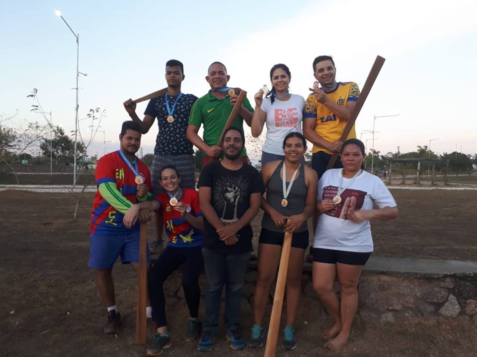 PREMIAÇÃO: Platão condecora os âncoras do Esporte Show, com a medalha 'I Love Bets'