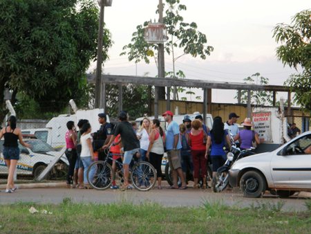 Mulheres de Policiais Militares endurecem manifestação e impedem entrada de PMs no 5º Batalhão - Confira vídeo