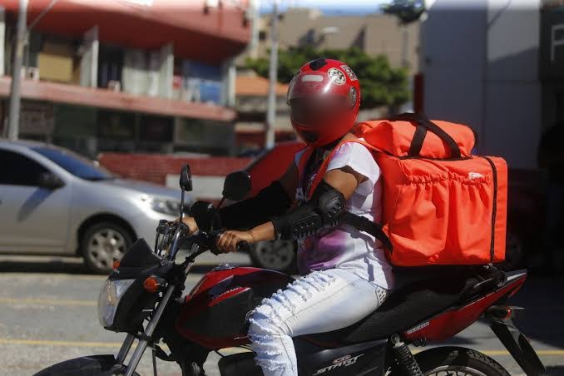 MOTOBOY: Mulher é ameaçada e assaltada por bandidos na entrega de lanche 