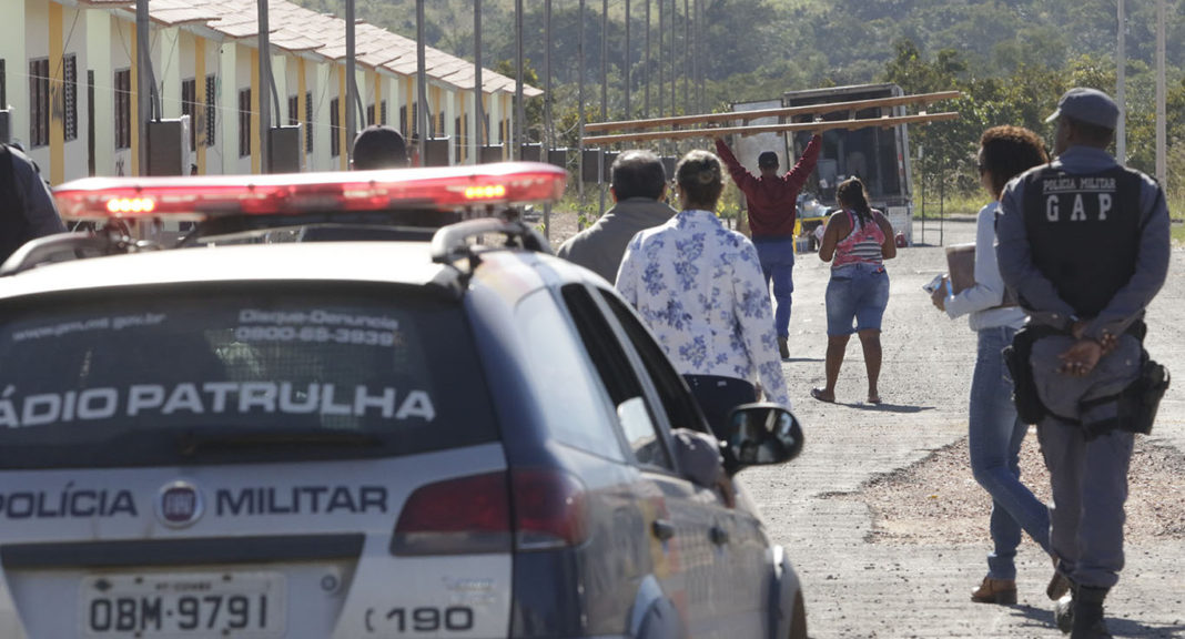 FLAGRA: Mulher é surpreendida com vizinho se masturbando em sua janela