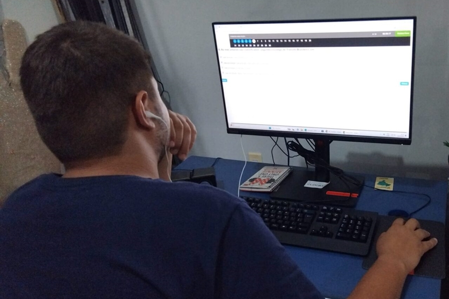 INCLUSÃO E ACESSIBILIDADE: Primeira prova teórica com ledor digital é aplicada pelo Detran a candidato com TDAH