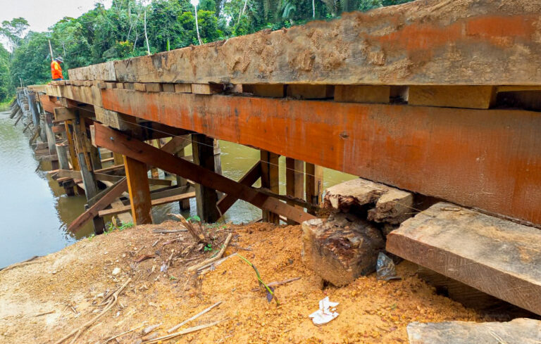 MANUNTENÇÃO: Reforma da ponte sobre o Rio Oriente, na RO-420, atinge 50% de execução