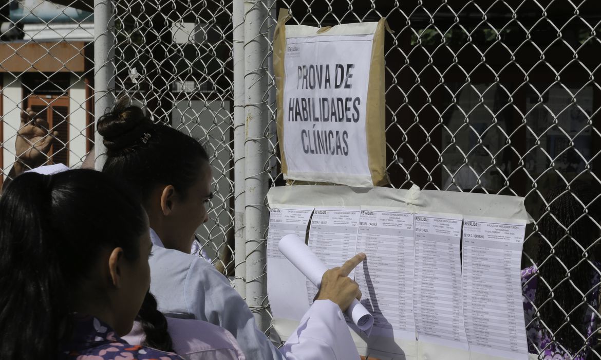 CONSULTAR: Mais de 15 mil médicos formados no exterior participam do Revalida hoje 