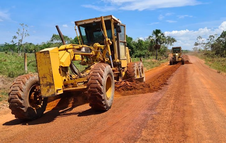 TRÂNSITO SEGURO: Mais de 400 placas de sinalização vertical estão sendo instaladas na RO-383 