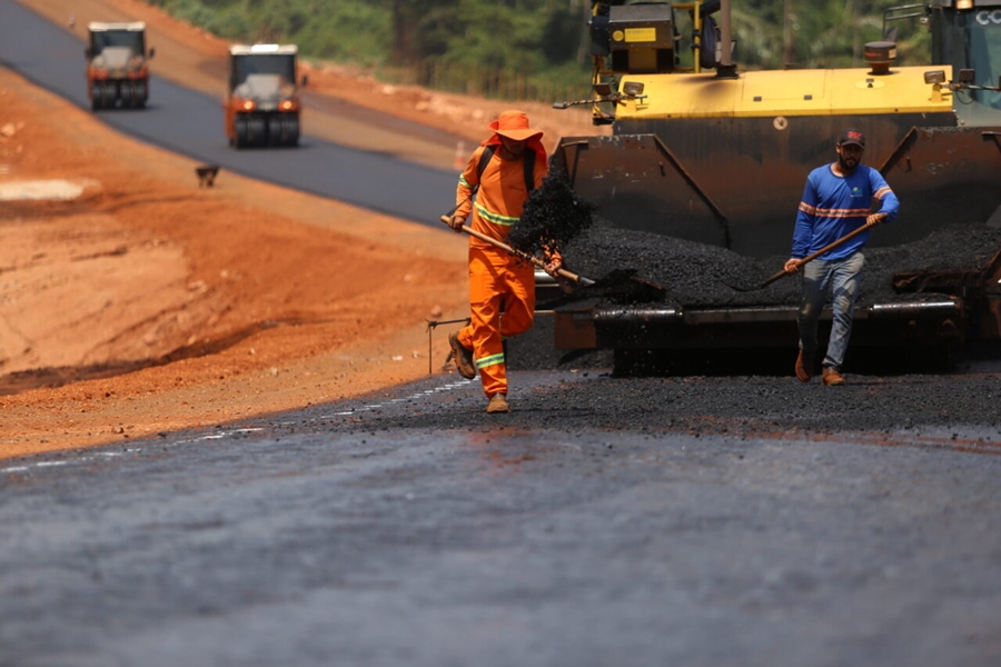 TRANSRONDÔNIA: Obra de pavimentação asfáltica atinge mais de 50% de conclusão