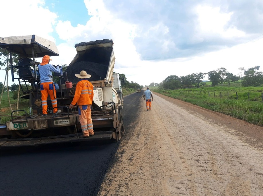 ASFALTO: Equipe do DER trabalha para finalizar asfaltamento na rodovia 470