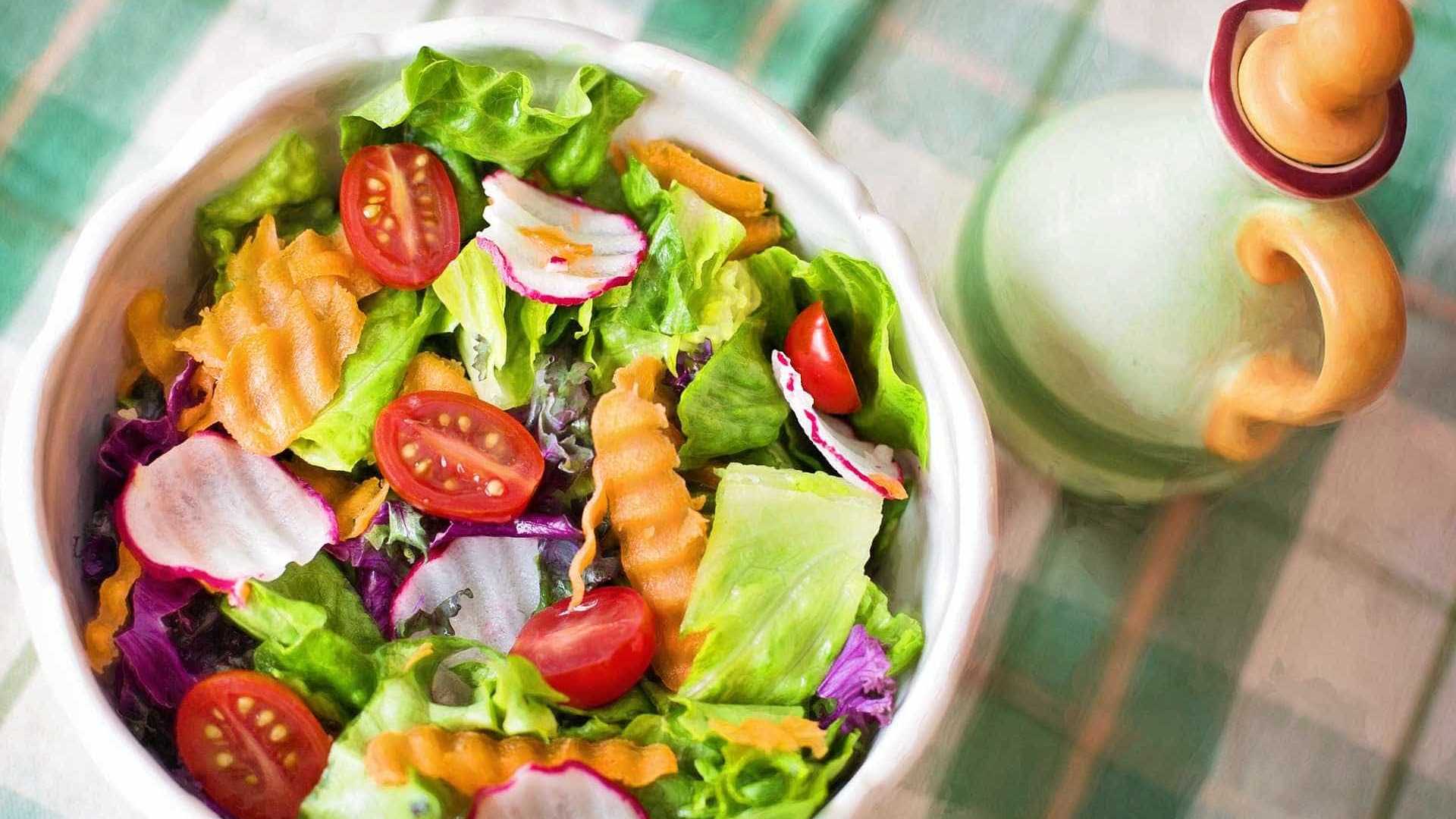 PERIGO: Pesquisa revela contaminação em 90% das saladas prontas