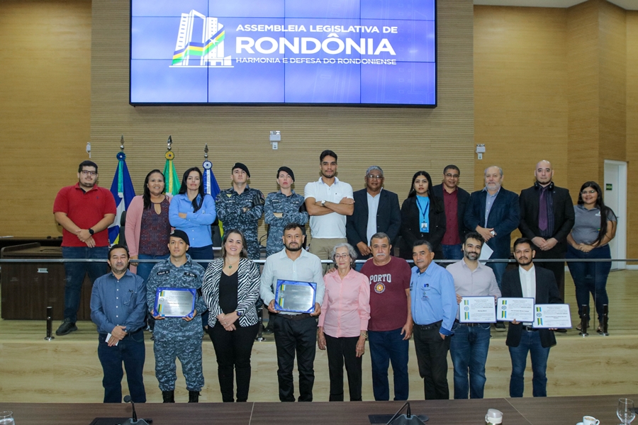 CLÁUDIA DE JESUS: Deputada faz homenagem a policiais, advogados e a OAB Rondônia