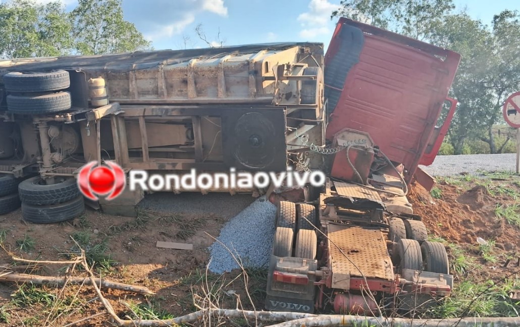 ACIDENTE: Carreta com carga de pedra brita tomba na BR-364 