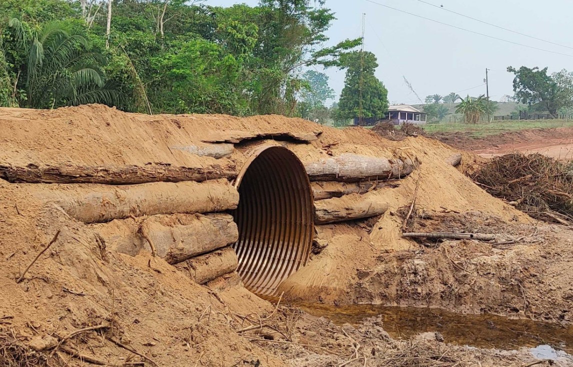 EZEQUIEL NEIVA: Baixadão em Vilhena recebe novo tubo armco com recursos do deputado