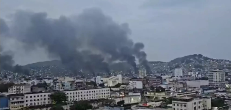 COMPLEXO DO ALEMÃO: Moradores levam dezenas de corpos para praça no Rio após operação