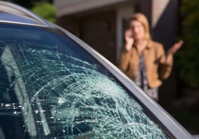 ENCIUMADO: Homem invade casa, agride ex-mulher e quebra carro do atual namorado dela