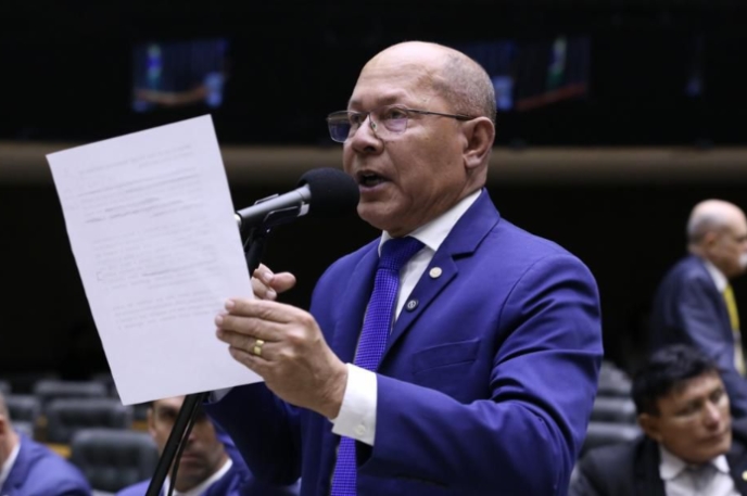 CHRISÓSTOMO: Deputado pede a Edson Fachin remoção de Jair Bolsonaro da PF para casa