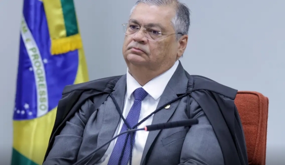 ACIMA DO TETO: Dino manda suspender pagamento de penduricalhos nos Três Poderes