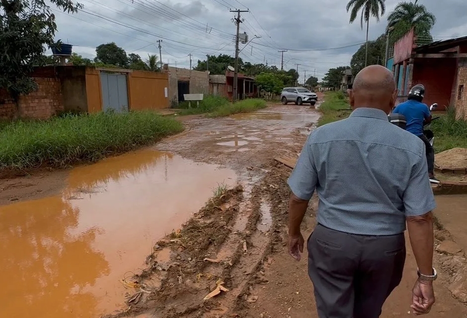 PASTOR EVANILDO: Vereador visita Rua Airton Sena e cobra melhorias para via principal do bairro