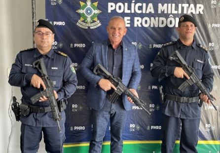 EZEQUIEL NEIVA: Deputado entrega fuzis israelenses para atender a Polícia Militar em Vilhena