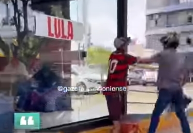 TARIFA ZERO:  Homem cola adesivo de Lula em ponto de ônibus e grupo faz confusão