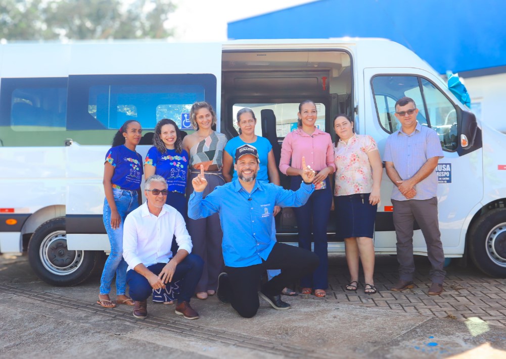 DELEGADO CAMARGO: Rio Crespo recebe van para atender famílias atípicas através de emenda