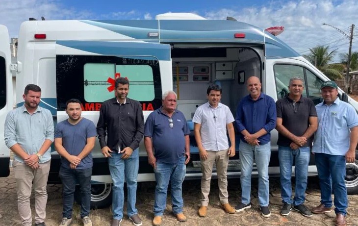 ISMAEL CRISPIN: Deputado entrega ambulância à população de Corumbiara