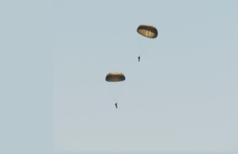 TRÁGICO: Paraquedista morre ao colidir com outro durante salto