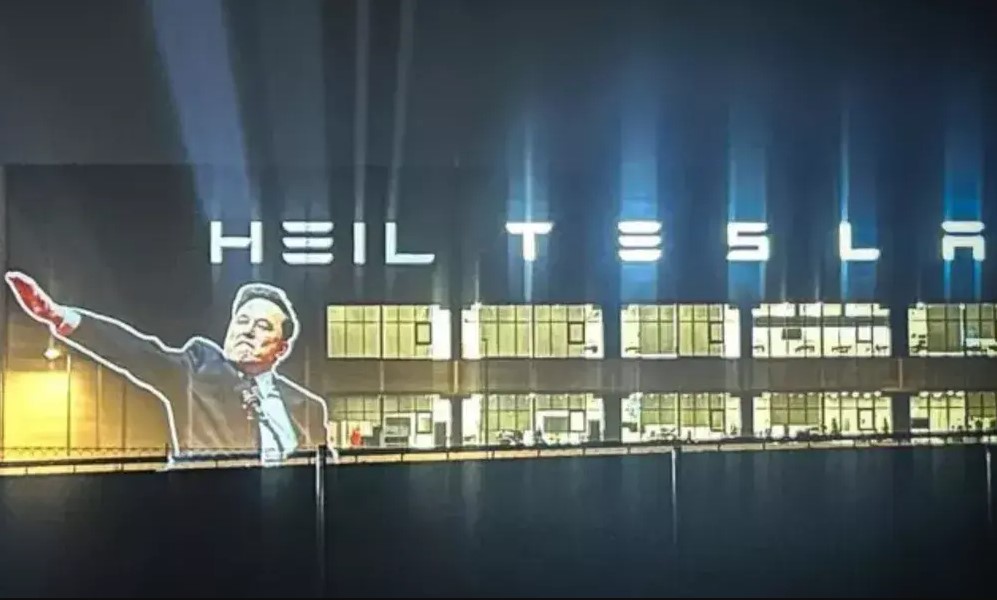 NA ALEMANHA: Ativistas projetam imagem de Musk e palavra 'Heil' em fábrica da Tesla