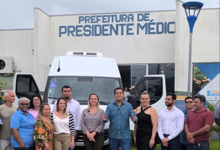 CLÁUDIA DE JESUS: Veículo acessível para transporte de pacientes é entregue pela deputada