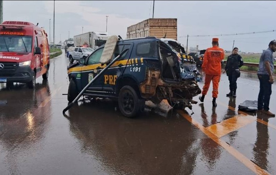 VILHENA: Viatura da PRF fica destruída após atingir carreta boiadeira na BR 364