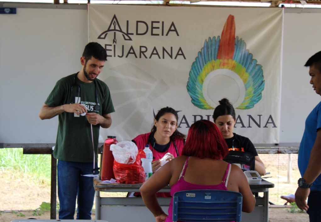 INICIATIVA: Estudantes e professores levam atendimento de saúde a indígenas Karitiana
