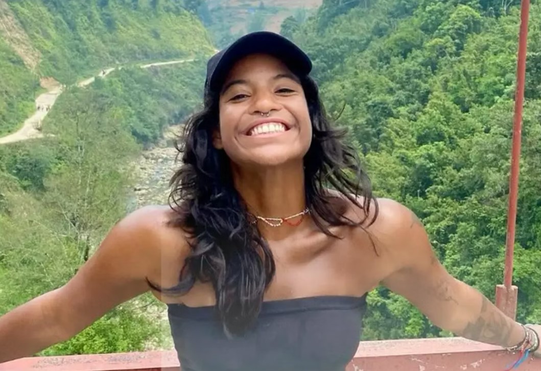 RESGATE INTERROMPIDO: Brasileira que caiu em penhasco de vulcão está 'visualmente imóvel'