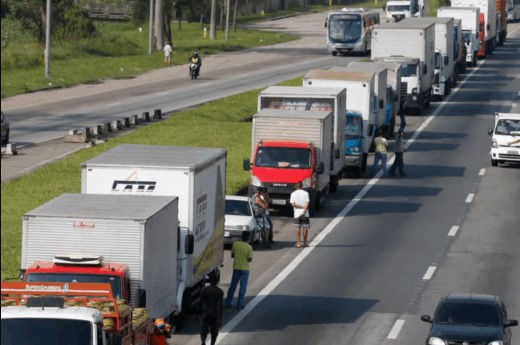 FECHAR ESTRADAS: Movimento político quer influenciar caminhoneiros para paralisação  