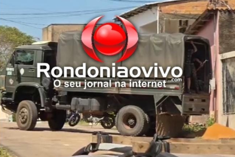 CENA DA CIDADE: Militares do Exército descarregam areia de caminhão oficial em frente de casa