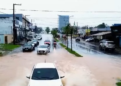 INUNDAÇÃO: Nível do rio Machado subiu rápido e causou alagamentos em Ji-Paraná