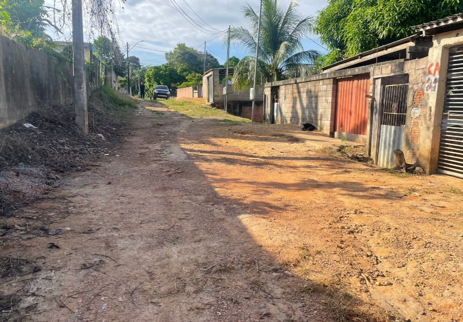 JÚNIOR QUEIROZ: Semusb realiza limpeza na rua no bairro Embratel a pedido do vereador