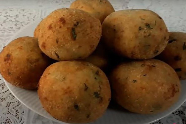 DELÍCIA: Aprenda a fazer bolinho de batata recheado com queijo e presunto