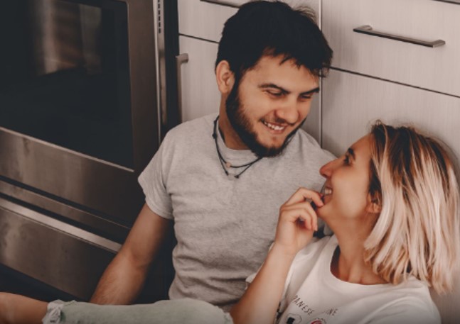 SENSÍVEIS: Homens se apaixonam duas vezes mais rápido do que as mulheres